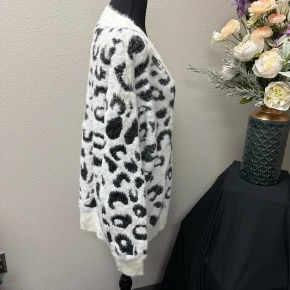Macaron XL Fuzzy Leopard Print V Neck Sweater Soft Cozy White Black Animal Knit - Picture 4 of 8